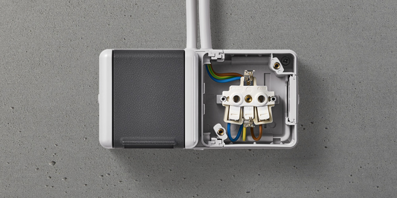 Doppelsteckdose mit Trennsteg bei SENEL Elektrotechnik in Bruchköbel